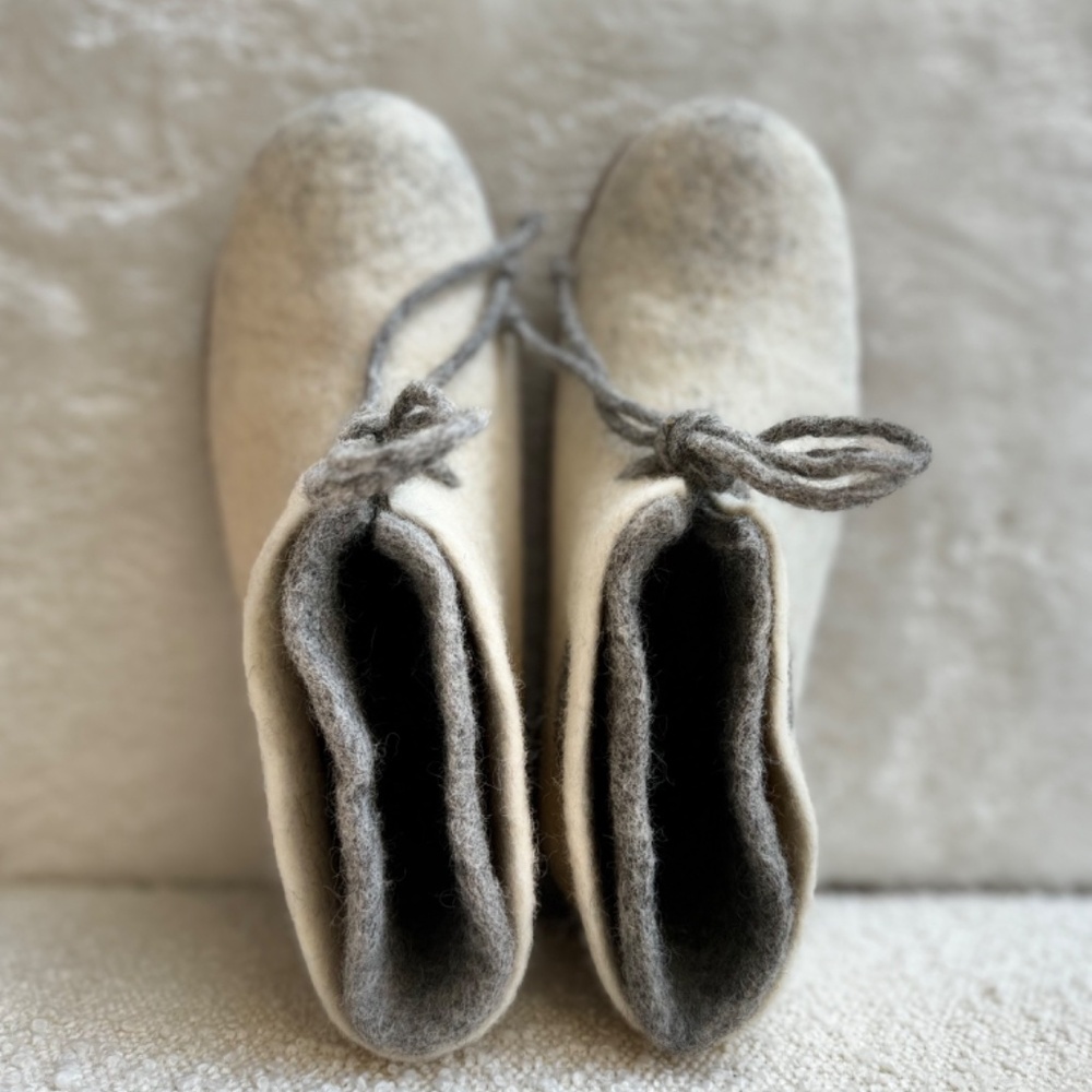 Felted wool women boots slippers with laces. Ankle booties. - Picture 12 of 16